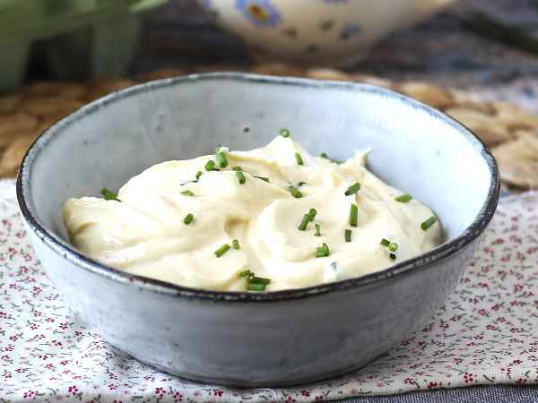 Wie man sichere und schmackhafte selbstgemachte Mayonnaise herstellt, ohne unnötige Risiken einzugehen