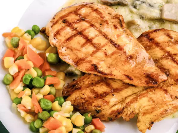 Wie man Fleisch mit dieser Zutat zart macht, die Sie bereits zu Hause haben