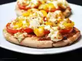 Rezept Vegetarische pita-pizzen mit paprika, tomaten & schafskäse