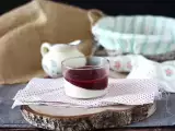 Panna cotta mit beerencoulis