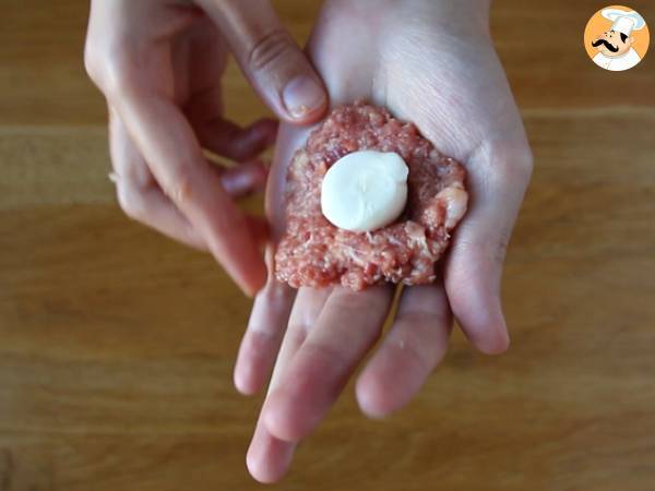 Kalbsfleischbällchen gefüllt mit Mozzarellakäse - Zubereitung Schritt 3