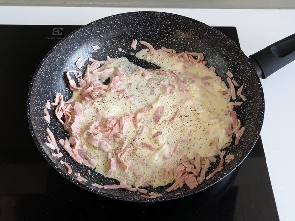 Nudeln mit Sahne und Schinken: cremig, schnell und unwiderstehlich! - Zubereitung Schritt 4