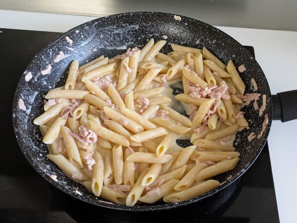 Nudeln mit Sahne und Schinken: cremig, schnell und unwiderstehlich! - Zubereitung Schritt 6