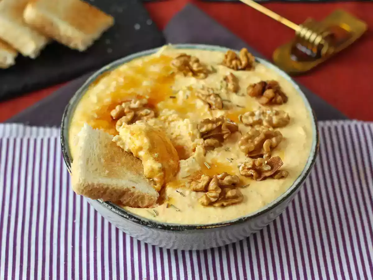 Cremige Kürbis- und Feta-Pastete mit einem Hauch von Honig